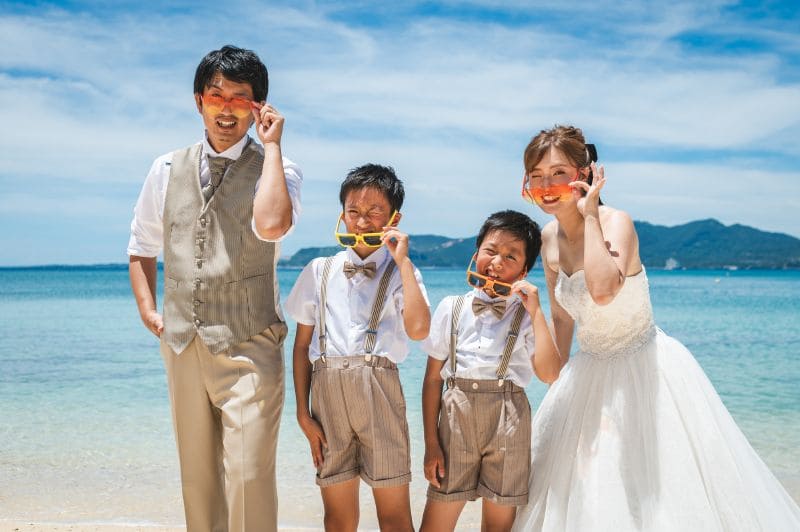 宮古島でのフォトウェディングにおすすめのスタジオ6選:【家族と一緒に撮れるフォトウェディングスタジオ】宮古島ビーチフォトウェディング